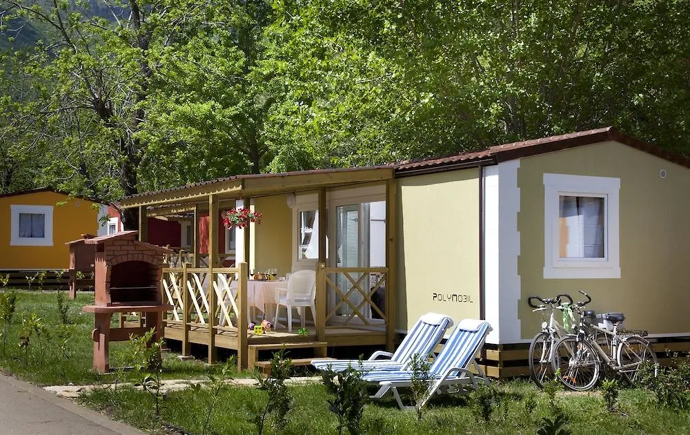 פארק נופש Holiday Resort מדביה